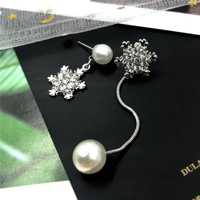 Silberne Schneeflocken-Ohrringe mit Perlen, eleganter Schmuck für Damen.