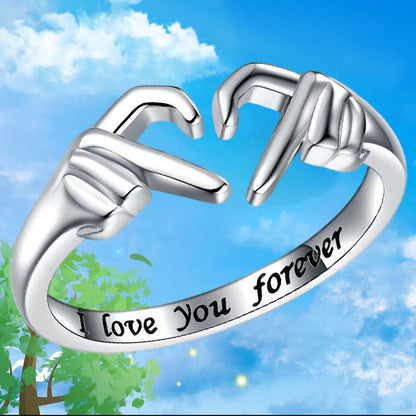 Silberner Ring mit Handgesten, Gravur "I love you forever", romantisches Schmuckdesign.