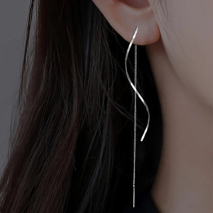 Silberne, lange Ohrringe, geschwungenes Design, modischer Schmuck für Damen.