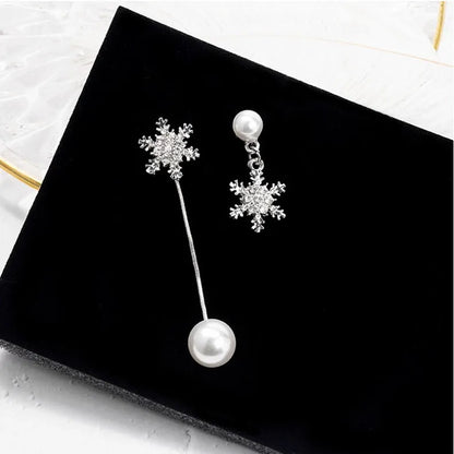 Silberne Schneeflocken-Ohrringe mit Perlen, eleganter Schmuck, festliche Accessoires.