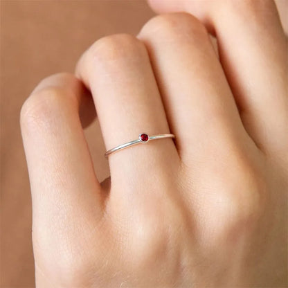 Silberring mit rotem Edelstein, minimalistisches Design, Damenring, Schmuck, Geschenkideen.