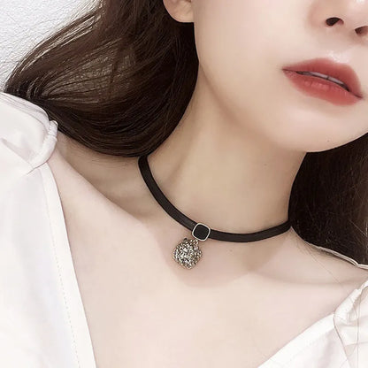 Schwarzes Lederhalsband mit silbernem Anhänger, modisches Accessoire für Damen.