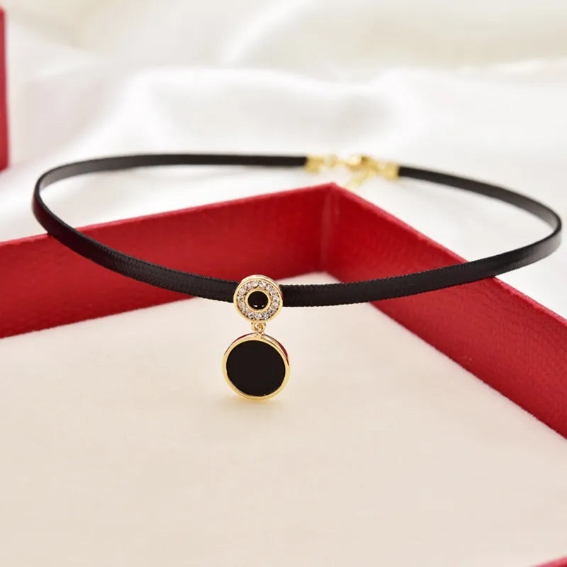 Schwarzes Samt-Choker-Halsband mit rundem Anhänger, goldfarben, eleganter Schmuck.