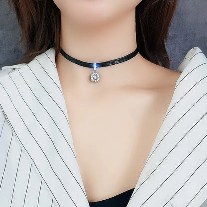 Schwarzes Choker-Halsband mit funkelndem Kristallanhänger, eleganter Schmuck für Damen.