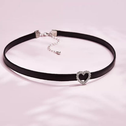 Schwarzes Samt-Choker-Halsband mit herzförmigem Strass-Anhänger, verstellbar, elegant.