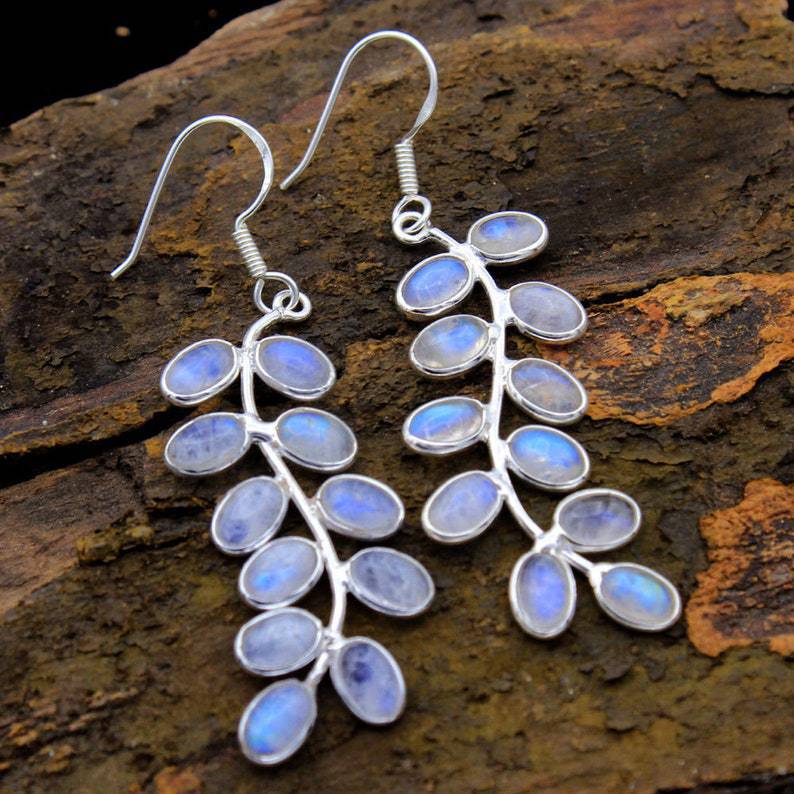Silberne Ohrringe mit blauen Mondstein-Edelsteinen, blattförmig, handgefertigter Schmuck.