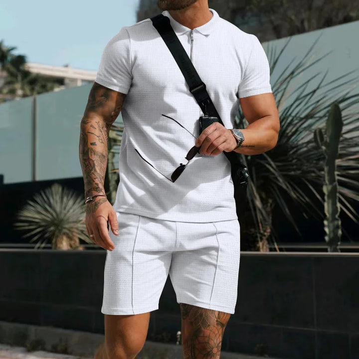 Åndbart & stilfuldt sommersæt med poloshirt & shorts til herrer – Nilo