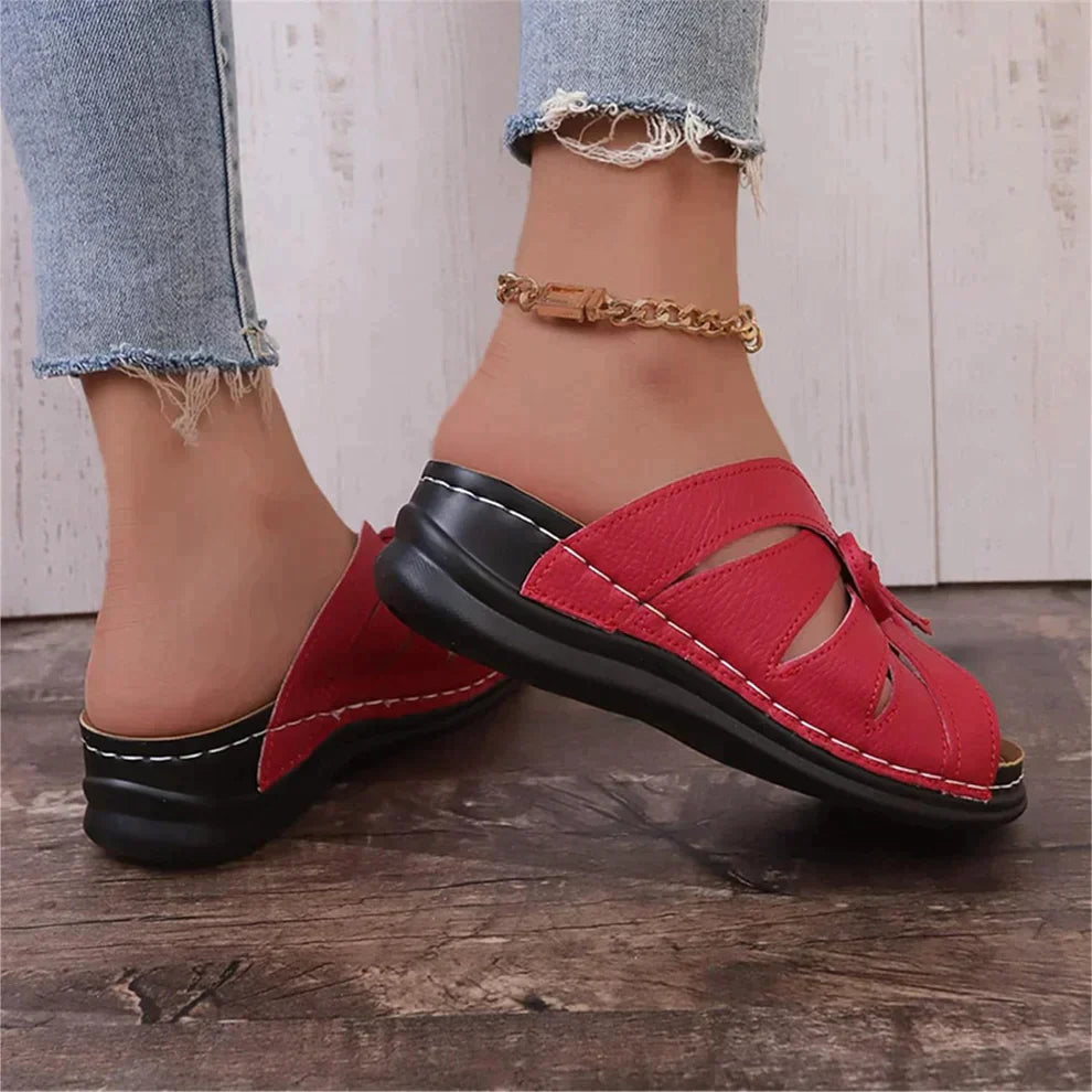 Ortopædiske kilehælsandaler med buet knap – Mirella