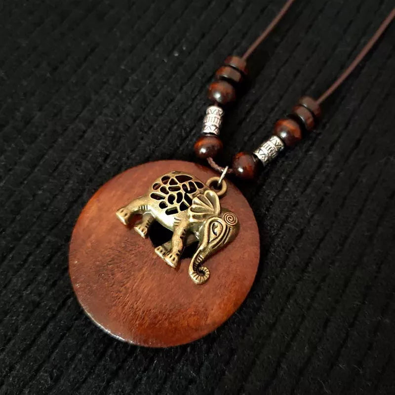 Holzanhänger mit Elefantendesign, braun, handgefertigt, Schmuck, Boho-Stil, Unisex.