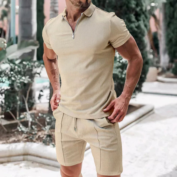Åndbart & stilfuldt sommersæt med poloshirt & shorts til herrer – Nilo