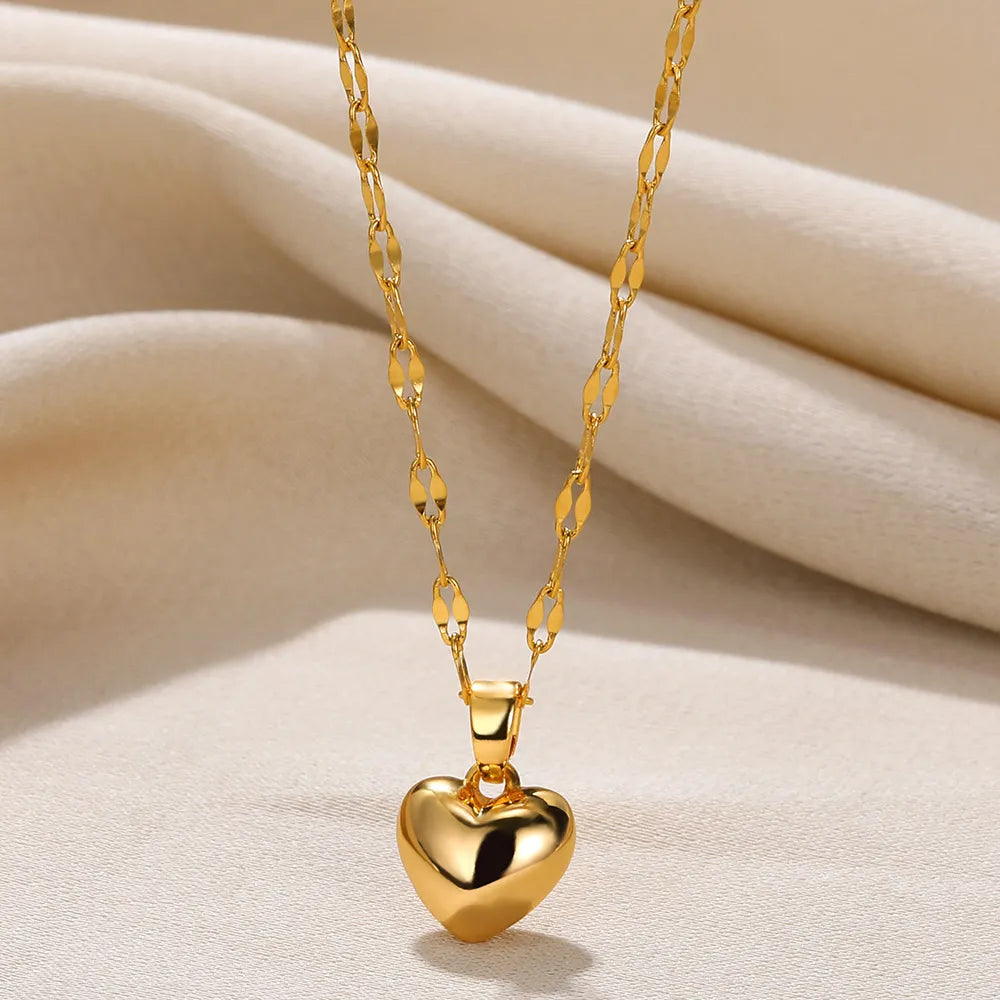 Goldene Herzanhänger-Halskette, elegantes Design, Damen-Schmuck, modisches Accessoire.