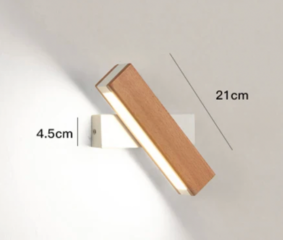 Drejelig væglampe i træ med hvid base, drejet på skrå, med målene 21 cm og 4,5 cm angivet. 4