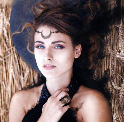 Frau mit Mond-Diadem, schwarzes Kleid, Weizenfeld, Boho-Stil, Porträtfotografie.
