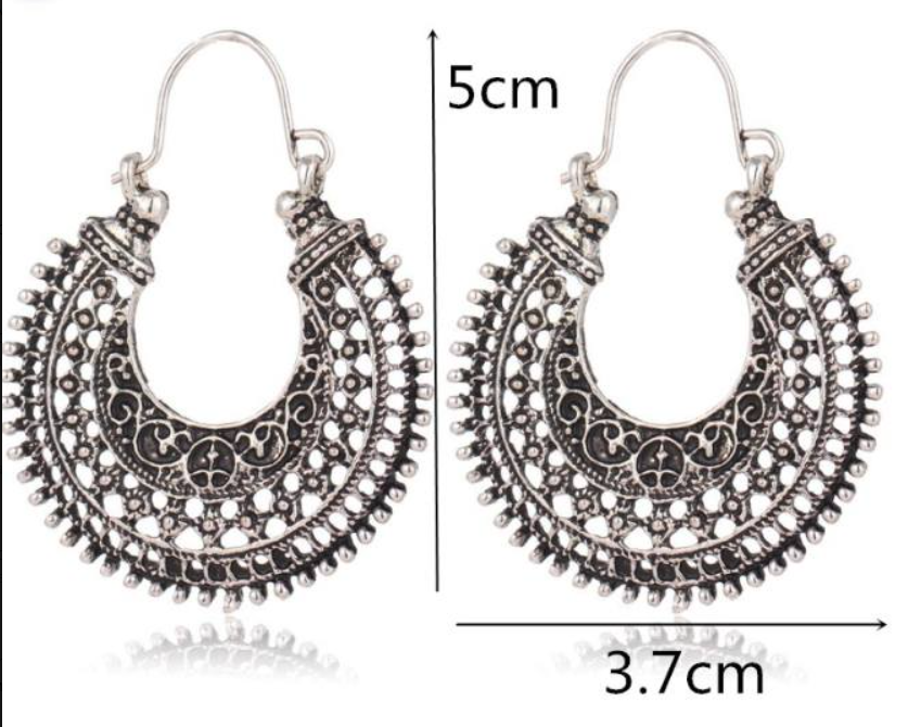 Silberne Boho-Ohrringe, runde Form, 5 cm Länge, 3,7 cm Breite, filigranes Design.