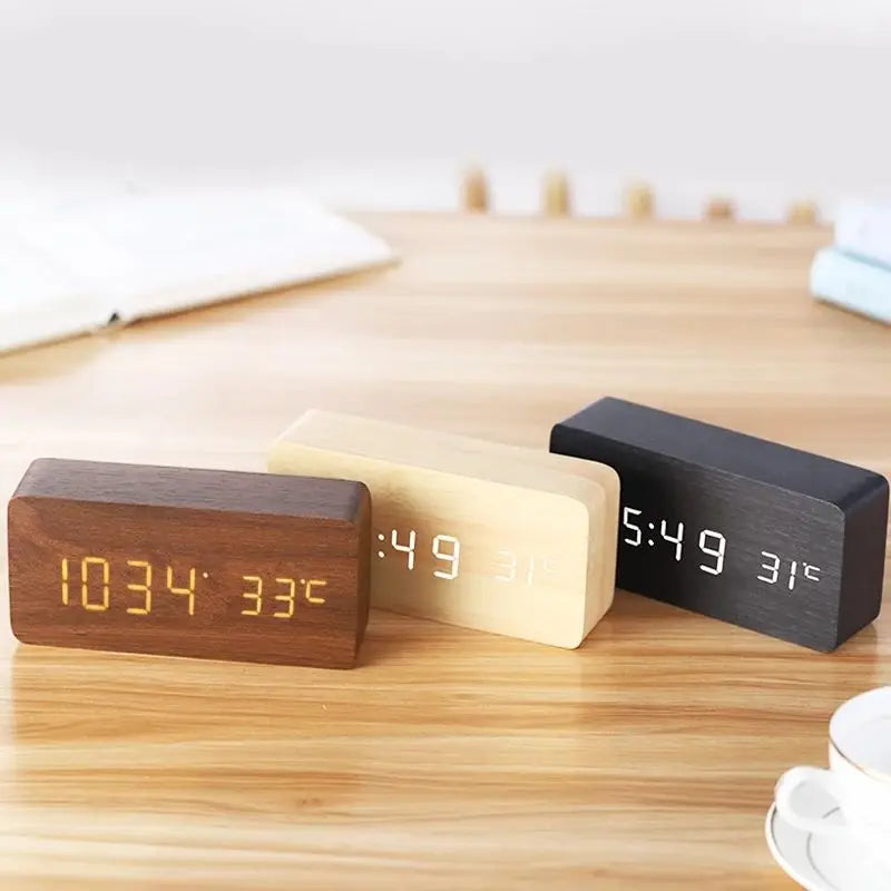 Digitalt trævækkeur med LED-display – WoodSync