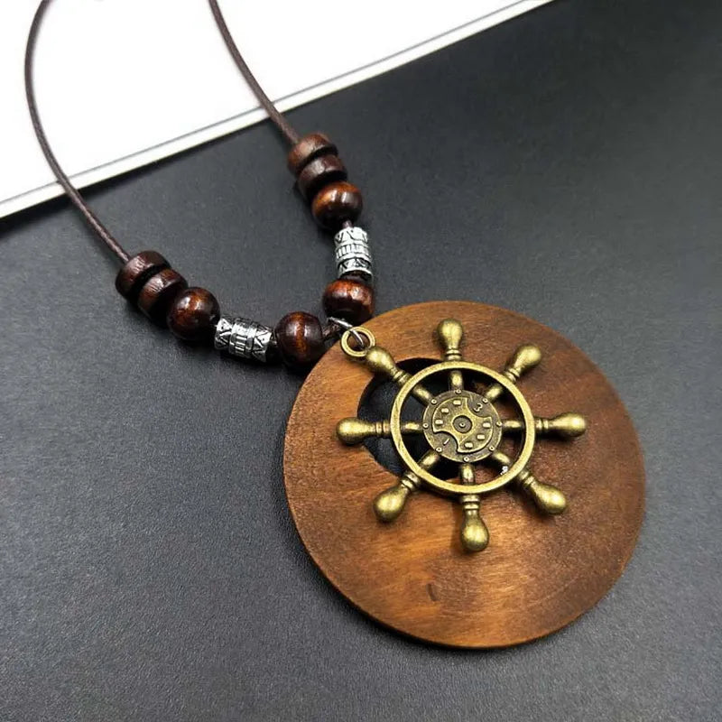 Braune Holz-Halskette mit Steuerrad-Anhänger, maritimer Schmuck, Vintage-Stil, Unisex-Accessoire.