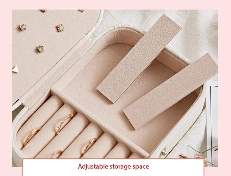 Beige Schmuckkästchen mit Ringen, Ohrringen, verstellbarem Stauraum, Samt, elegant, Organizer.