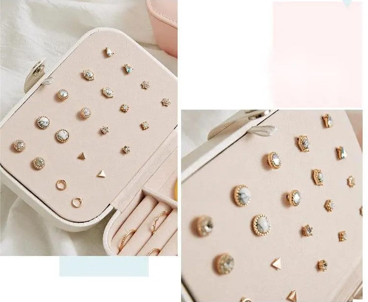 Beige Schmuckkästchen mit Ohrringen, kompakt, tragbar, ideal für Reisen, elegantes Design.