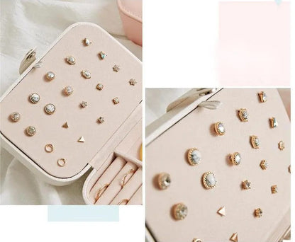 Beige Schmuckkästchen mit Ohrringen, kompakt, tragbar, ideal für Reisen, elegantes Design.