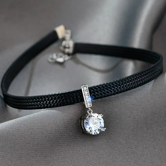 Schwarzes Lederhalsband mit funkelndem Zirkonia-Anhänger, eleganter Schmuck für Damen.