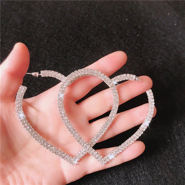 Silberne Herz-Ohrringe, funkelnde Strasssteine, modisches Accessoire, eleganter Schmuck