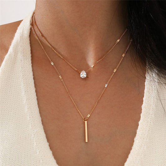 Goldene Halskette mit Kristallanhänger, geometrisches Design, Damenmode, Vintage-Stil.
