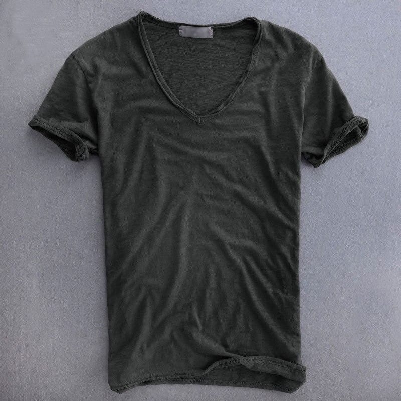 Mørkegrå kortærmet T-shirt med V-hals set forfra, lagt fladt, med oprullede ærmekanter og struktureret stof. 4