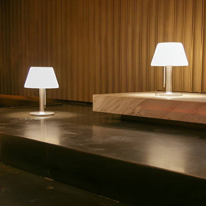 Stilfuld bordlampe med solenergi - SolarLuxe