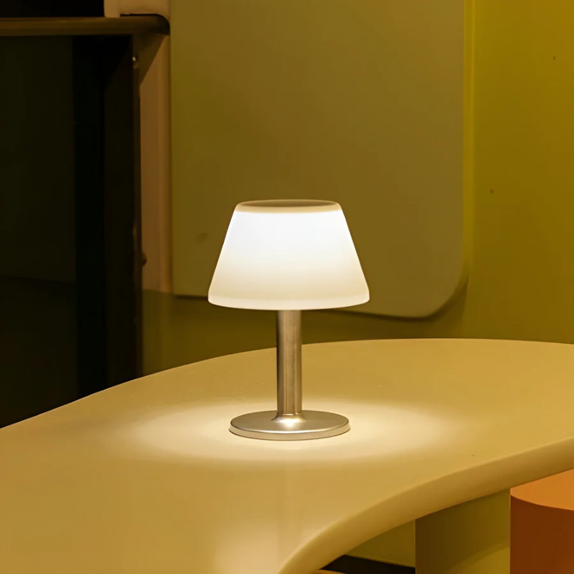 Stilfuld bordlampe med solenergi - SolarLuxe