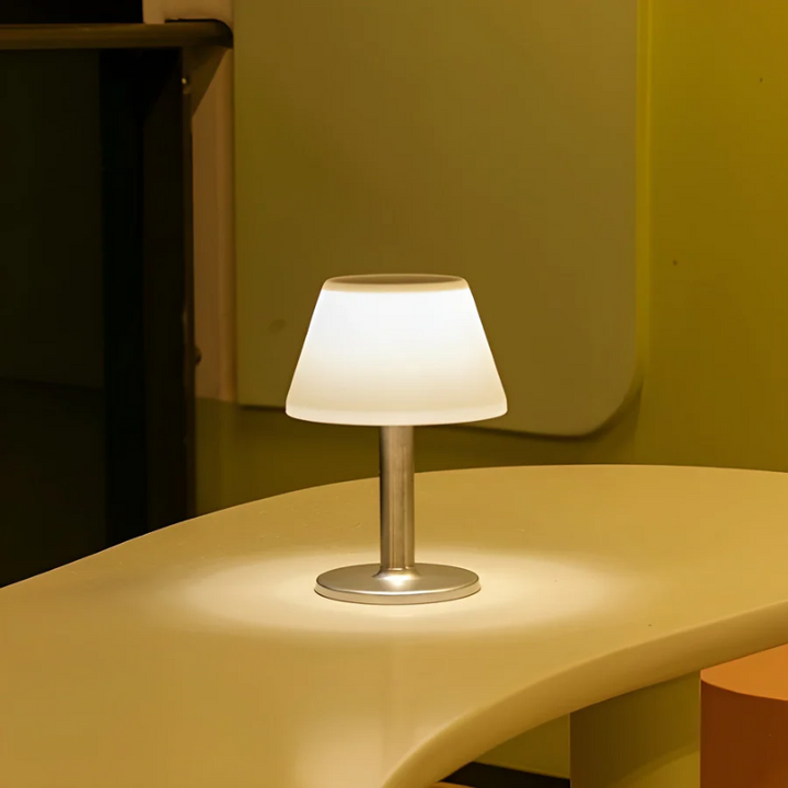 Stilfuld bordlampe med solenergi - SolarLuxe