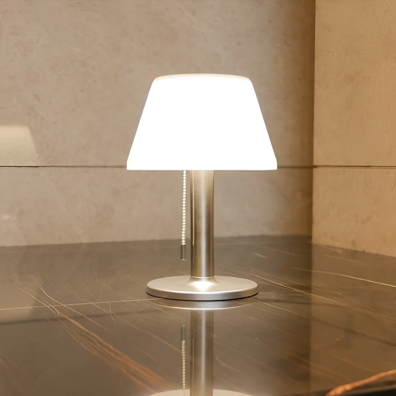 Stilfuld bordlampe med solenergi - SolarLuxe