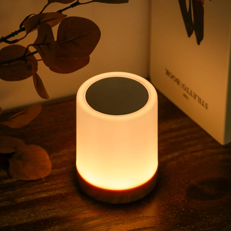 Dæmpbar natlampe med strømlinet design - LuxeTouch