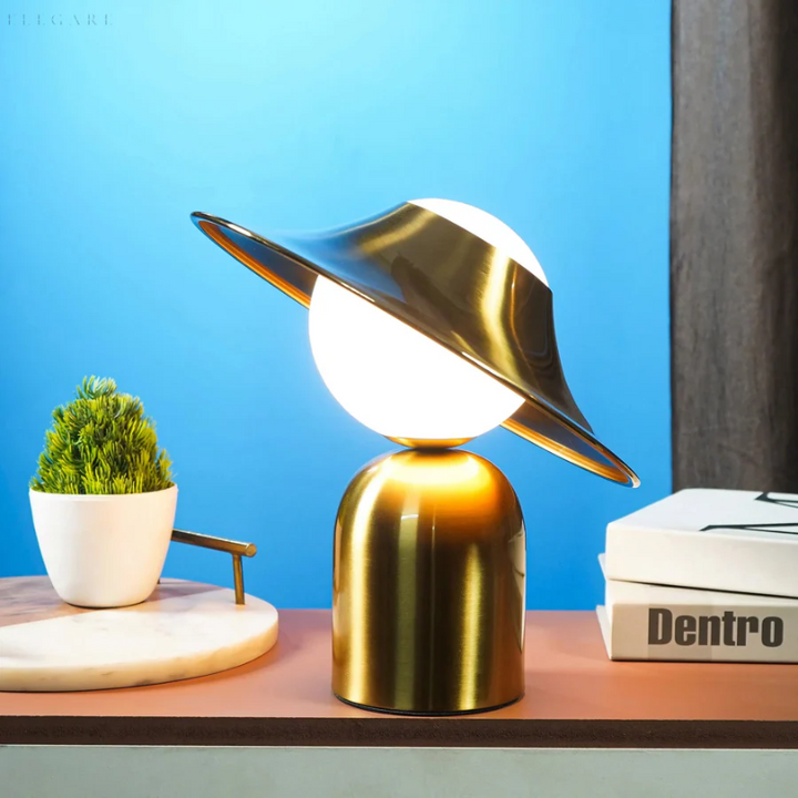 Luksus Metal Bordlampe - GoldAura