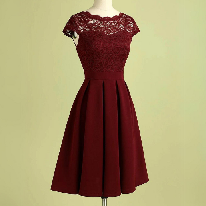Burgunderrotes Spitzenkleid, knielang, elegantes Design, Abendmode, Damenbekleidung.