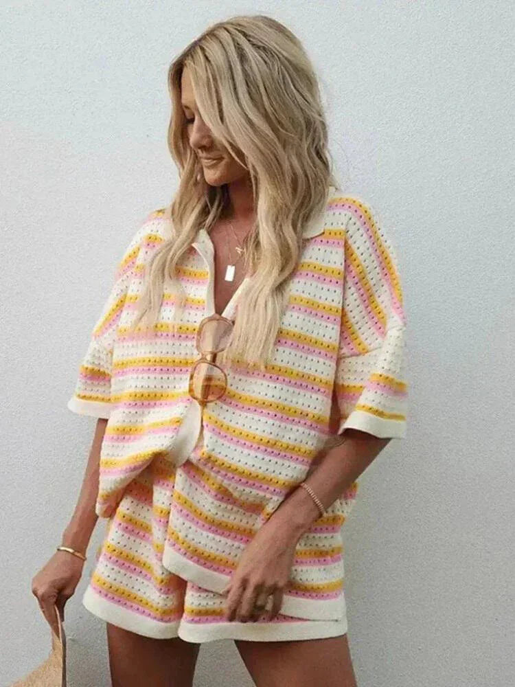 Stribet sommersæt til damer med top og shorts – Faye