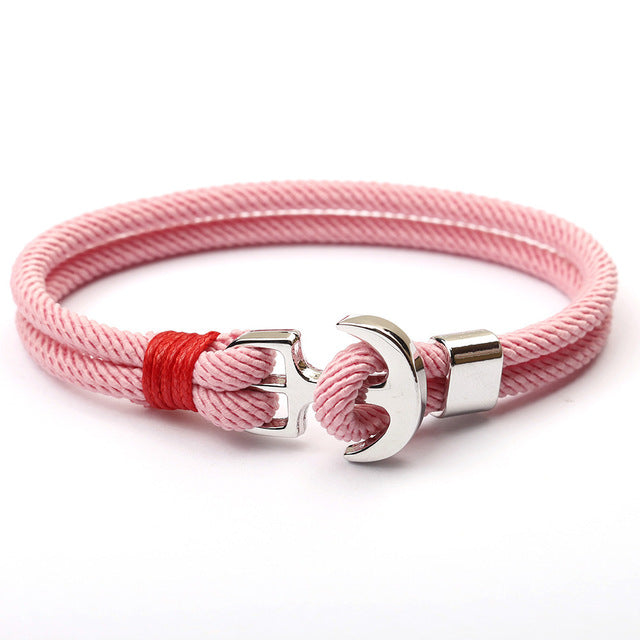 Rosa Herrenarmband mit Anker-Verschluss, mehrlagig, maritimer Stil, modisches Accessoire.