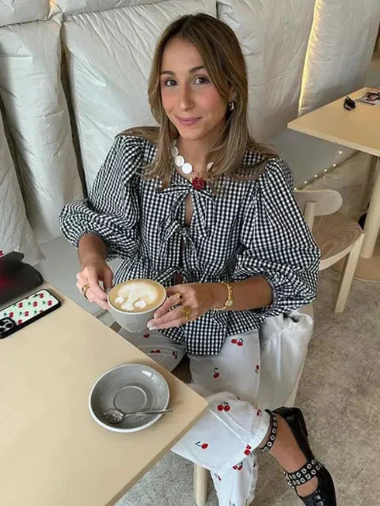 Rutet damebluse med pufærmer – Maeve