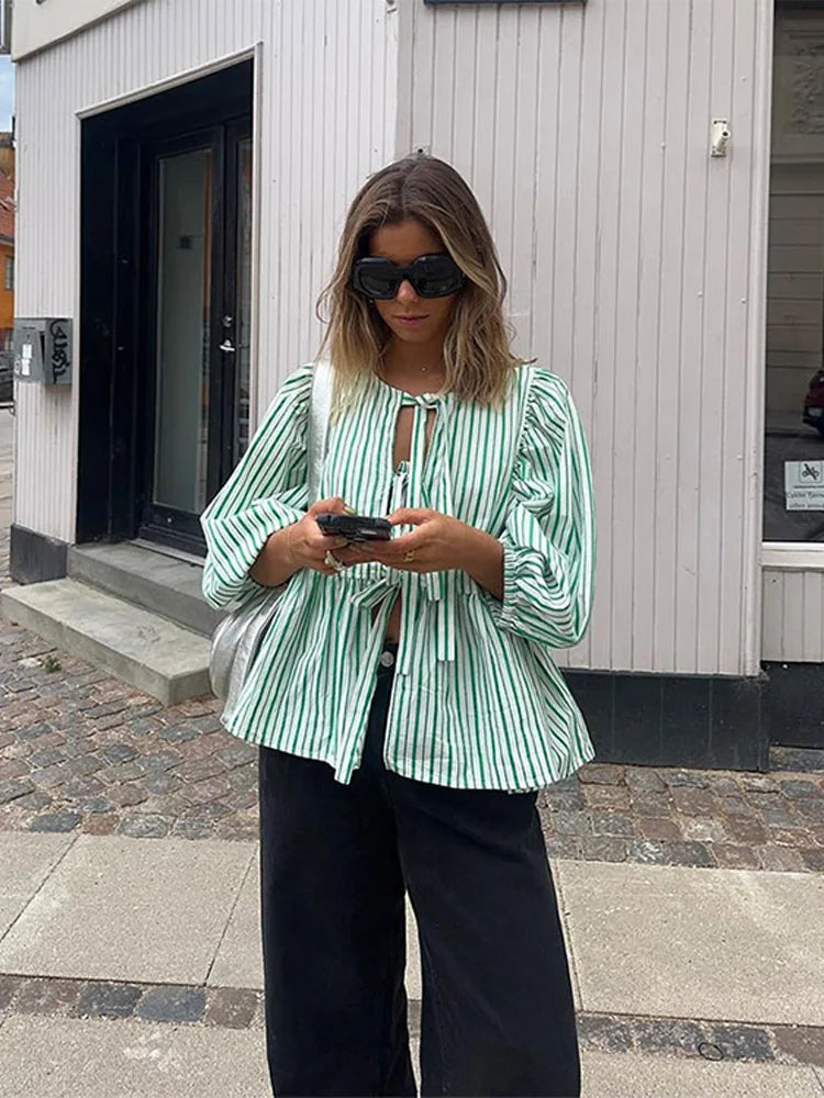 Rutet damebluse med pufærmer – Maeve