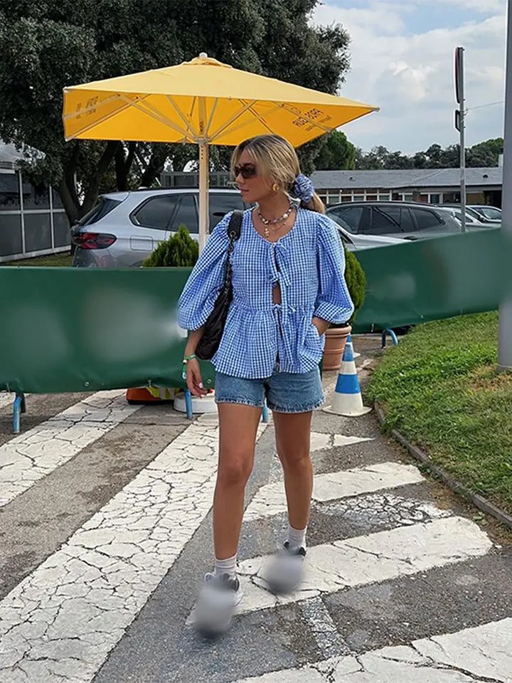 Rutet damebluse med pufærmer – Maeve