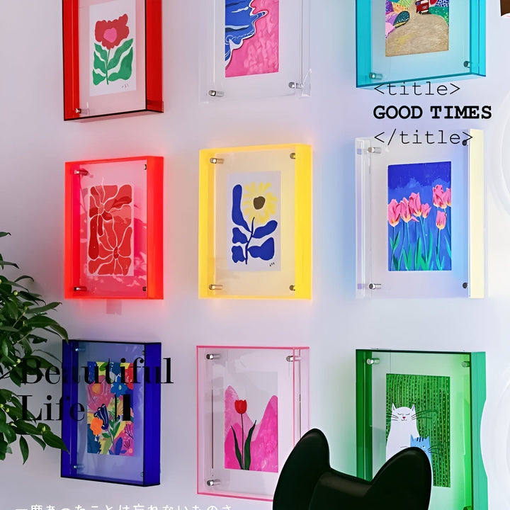 Gruppe af akrylrammer på væg i rød, gul, turkis, blå, grøn, pink og klar, med blomsterillustrationer og en plante ved siden af. 3
