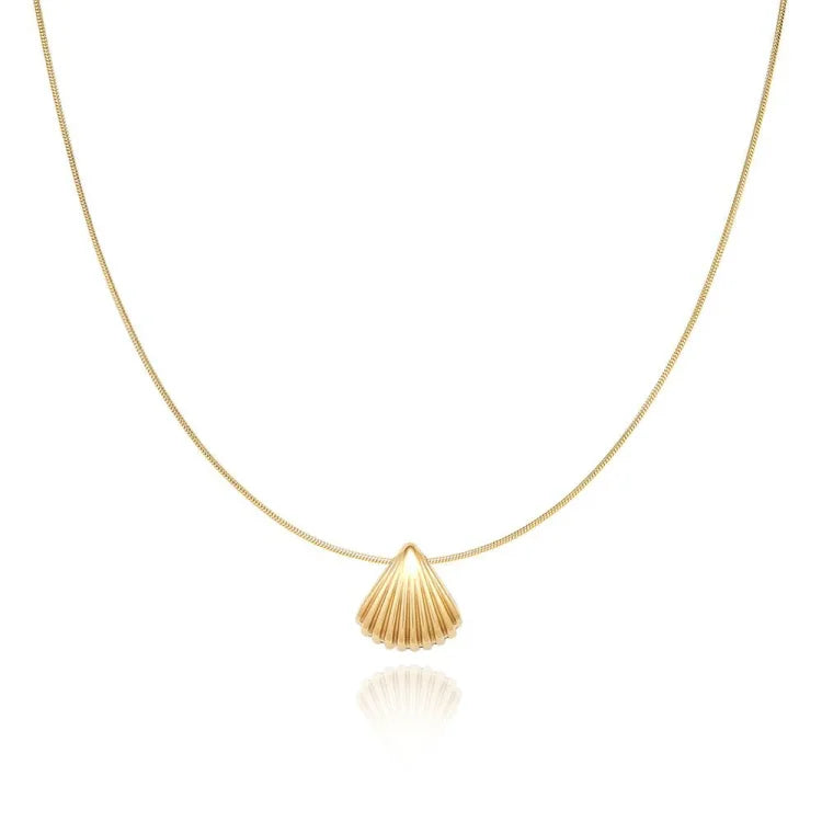 Goldene Muschelkette, elegantes Design, Damen-Schmuck, modisches Accessoire, Geschenkidee.
