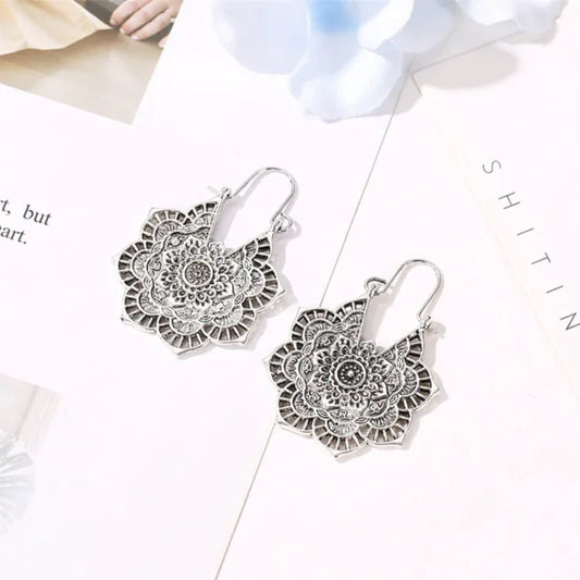 Silberne Mandala-Ohrringe, filigranes Design, Boho-Stil, Schmuck für Damen, modisch.
