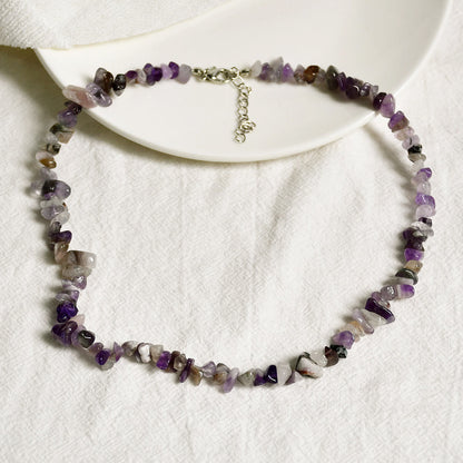 Amethyst-Halskette mit unregelmäßigen Steinen, lila, handgefertigt, Schmuck für Damen.
