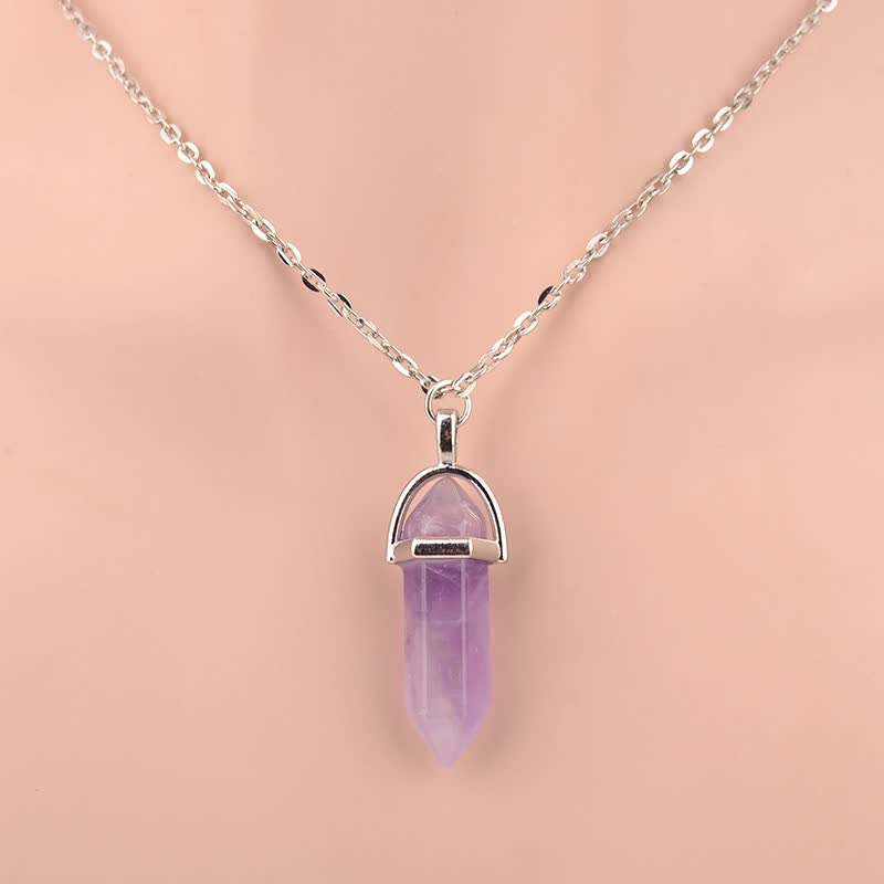 Silberkette mit lila Amethyst-Anhänger, facettiert, modisches Schmuckstück für Damen.