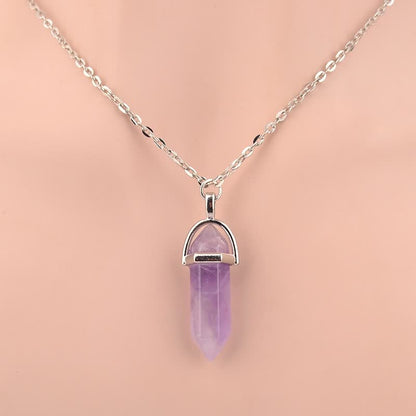 Silberkette mit lila Amethyst-Anhänger, facettiert, modisches Schmuckstück für Damen.