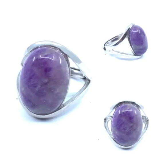 Silberring mit ovalem Amethyst, lila Edelstein, Schmuck für Damen, elegantes Design.