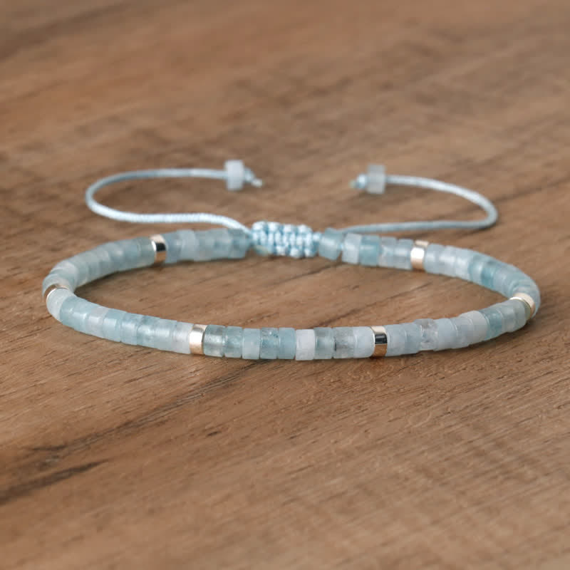 Aquamarin Armband mit verstellbarem Verschluss, handgefertigt, auf Holzoberfläche.