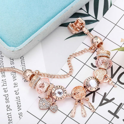 Roségoldenes Armband mit Kristallanhängern, Herz- und Federdesign, modisch, elegant.