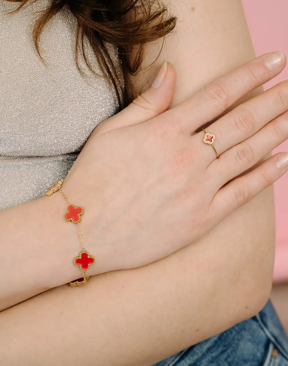 Rotes Kleeblatt-Armband und Ring, goldfarben, Damen-Schmuck, modisch, elegant.