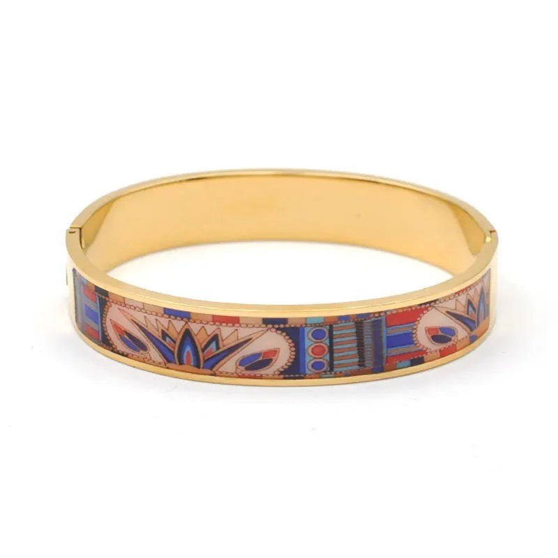 Goldenes Armband mit buntem geometrischem Muster, Emaille-Design, modisches Accessoire.